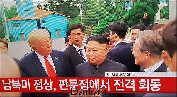 30일 오후 판문점에서 문재인 대통령과 김정은 북한 국무위원장, 도널드 트럼프 미국 대통령이 만나고 있다. /YTN 화면촬영. ⓒ데일리안