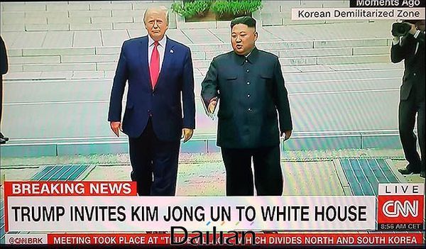 30일 오후 판문점에서 도널드 트럼프 미국 대통령과 김정은 북한 국무위원장이 만나 인사를 나눈 후 북측으로 넘어가 잠시 대화를 나눈 뒤 다시 남측으로 내려오고 있다. /CNN 화면촬영. ⓒ데일리안