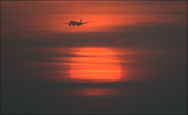 인천국제공항 인근에서 항공기가 비행을 하고 있는 모습.(자료사진)ⓒ데일리안 박항구 기자