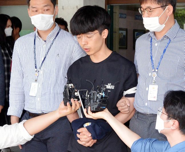 n번방 최초 개설자인 '갓갓'의 공범인 안승진이 23일 오후 경북 안동경찰서에 마련된 포토라인에서 기자들의 질문에 대답하고 있다. ⓒ뉴시스