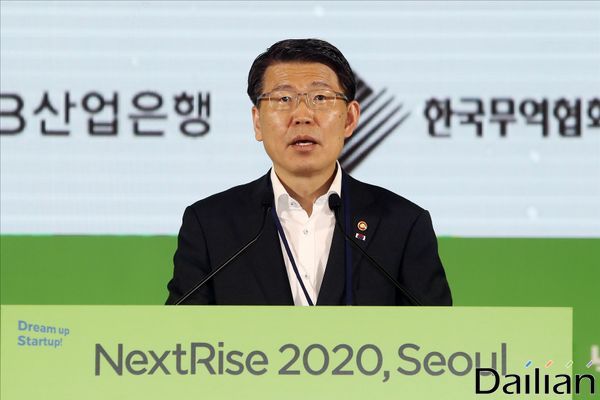 은성수 금융위원장이 23일 오후 서울 강남구 코엑스에서 열린 '넥스트라이즈 2020 서울(NextRise 2020, Seoul)' 개회식에서 축사를 하고 있다.ⓒ데일리안 홍금표 기자