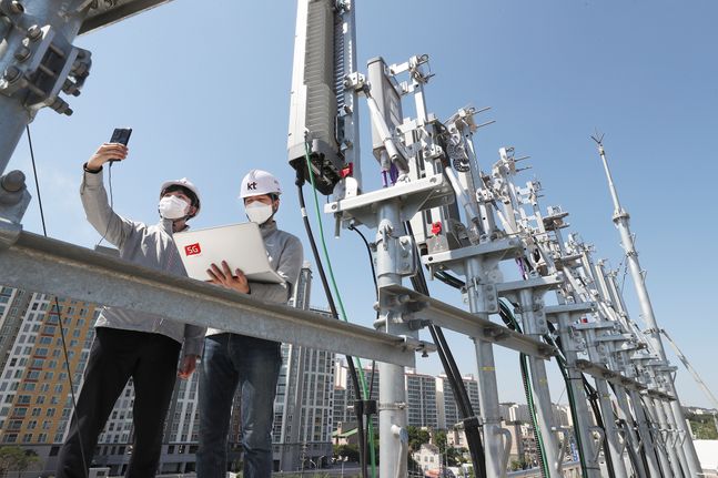 KT 직원들이 경기도 파주산업단지의 상용망에 구축된 5G 단독모드(SA) 네트워크를 시험하고 있다.ⓒKT