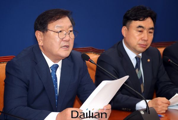 더불어민주당 김태년 원내대표(왼)와 윤관석 의원(오). ⓒ박항구 기자
