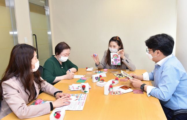 교보생명 직원들이 서울 광화문 교보생명 본사에서 신종 코로나바이러스 확산 방지를 위한 비대면 DIY자원봉사에 참여해 비누를 만들고 있다.ⓒ교보생명