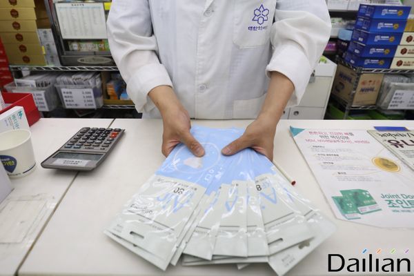 식품의약품안전처가 이번 주말과 휴일 이틀간 전국에 공적 마스크 824만2천여장을 공급한다고 27일 밝혔다.(자료사진)ⓒ데일리안 류영주 기자