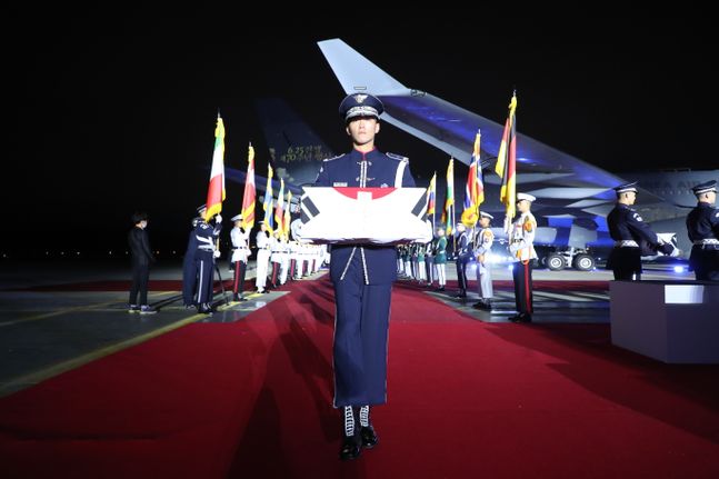 25일 경기 성남시 서울공항에서 열린 6·25전쟁 제70주년 행사에서 국군전사자들의 유해가 봉환되고 있다. ⓒ뉴시스