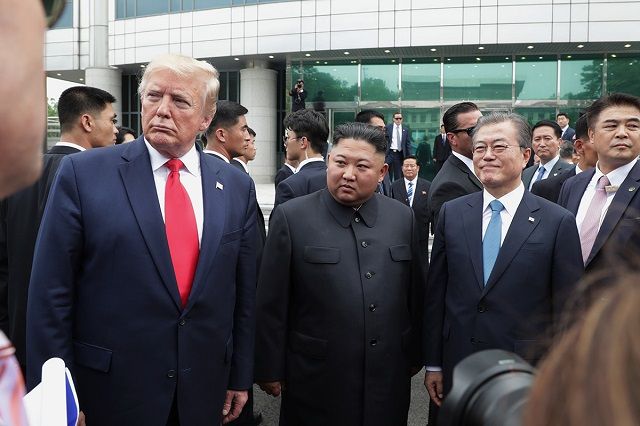 문재인 대통령과 김정은 북한 국무위원장, 도널드 트럼프 미국 대통령이 지난 2019년 6월 30일 판문점 남측 자유의 집 앞에서 만나 이야기를 나누고 있다. ⓒ청와대