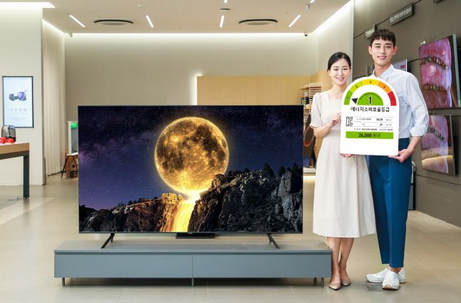 삼성전자 모델이 삼성디지털프라자 강남본점에서 에너지 소비효율 1등급을 받은 QLED TV를 소개하고 있다.ⓒ삼성전자