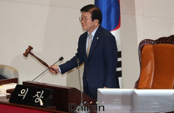 여야의 원구성 협상이 최종 결렬된 가운데 29일 오후 열린 국회 본회의에서 박병석 국회의장이 개회를 선언하고 있다. ⓒ데일리안 박항구 기자