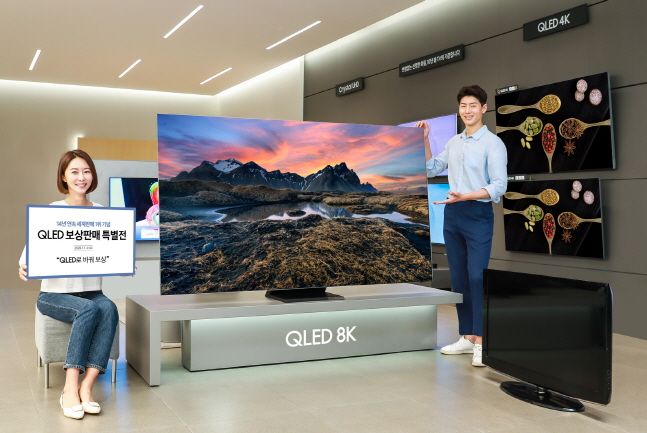 삼성전자 모델이 삼성 디지털프라자 강남본점에서 구형TV를 반납하고 최신 QLED TV를 구매하면 최대 100만원 상당의 혜택을 받을 수 있는 'QLED 보상판매 특별전'을 소개하고 있다.ⓒ삼성전자