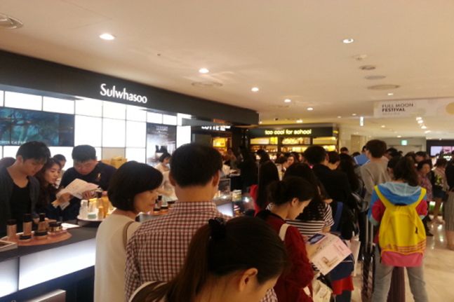 중국의 사드 보복 조치 전, 롯데면세점 본점 설화수 매장을 찾은 중국 관광객들이 계산을 하기 위해 줄을 서고 있다.ⓒ데일리안