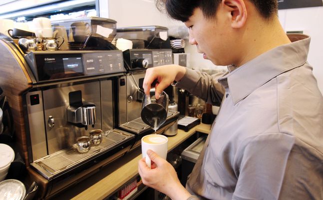이마트24 바리스타 매장에서는 커피 주문시 전문 자격증을 취득한 바리스타가 직접 커피를 내려 제공한다. ⓒ이마트24