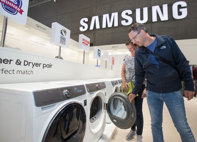 지난해 9월 7일(현지시간) 독일 베를린에서 열리고 있는 유럽 최대 가전 전시회 ‘IFA 2019’에서 삼성전자 전시부스를 방문한 관람객들이 삼성 퀵드라이브 세탁기와 건조기를 살펴보고 있다.ⓒ삼성전자