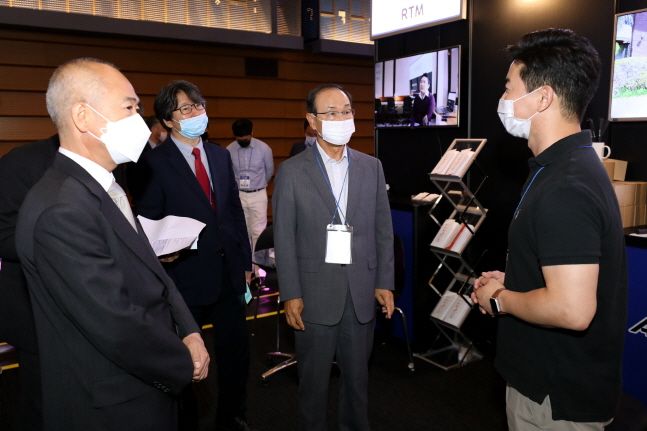 김용덕(오른쪽에서 두 번째) 손해보험협회 회장이 스타트업 둥지 청년 기업 상품에 대한 설명을 듣고 있다.ⓒ손해보험협회