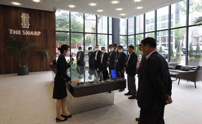 지난 29일 포스코건설 우수협력사 관계자들이 서울 더샵 갤러리를 관람하고 있다. ⓒ포스코건설