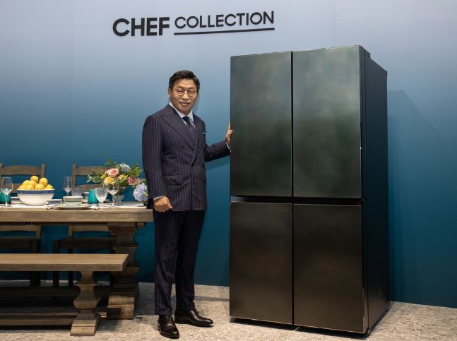 이재승 삼성전자 생활가전사업부장이 서울 성동구 성수동 레이어57에 마련된 체험존에서 '뉴 셰프컬렉션' 냉장고를 소개하고 있다.ⓒ삼성전자
