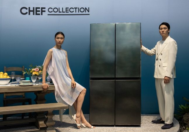 삼성전자 모델들이 서울 성동구 성수동 레이어57에 마련된 체험존에서 '뉴 셰프컬렉션' 냉장고를 소개하고 있다.ⓒ삼성전자