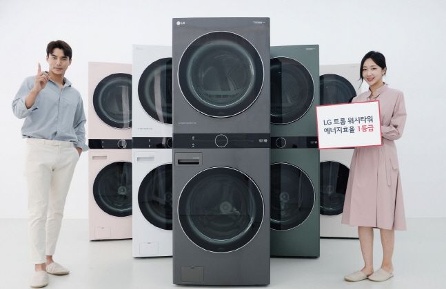 LG전자 모델들이 3일 세탁기와 건조기 모두 1등급 에너지효율을 갖춘 원바디 세탁건조기 '트롬 워시타워' 신제품을 소개하고 있다.ⓒLG전자