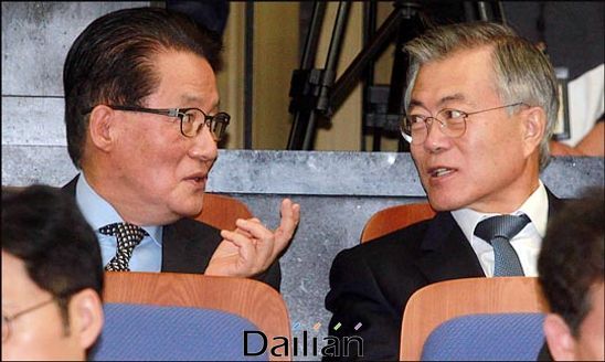 2014년 당시 문재인, 박지원 비상대책위원이 국회에서 열린 예산정책 의원총회에서 대화를 나누고 있다. ⓒ데일리안 박항구 기자