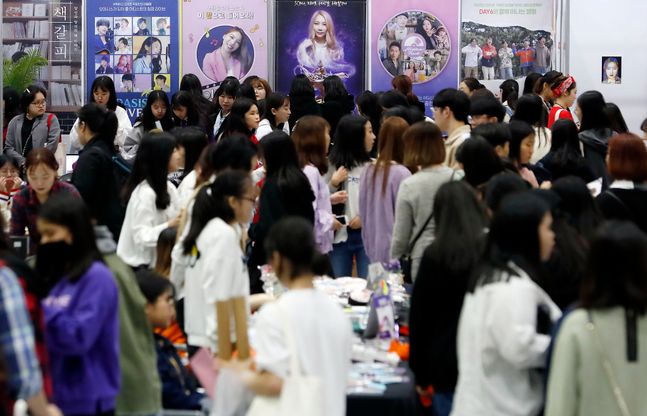 아이돌 굿즈와 애장품을 자유롭게 사고 파는 K-POP 굿즈 플리마켓 행사가 열린 지난해 10월 20일 서울 강남구 코엑스에서 K-POP 팬들이 스타의 애장품을 사기 위해 행사 부스를 둘러보고 있다ⓒ뉴시스