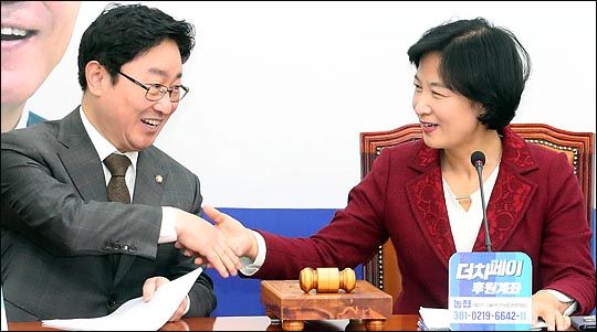 2017년 12월 당시 박범계 더불어민주당 의원과 추미애 더불어민주당 대표. ⓒ데일리안 박항구 기자