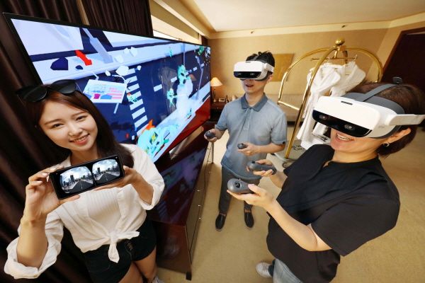 LG유플러스 모델들이 서울 웨스틴조선호텔에 객실에마련된 클라우드 VR 서비스를 소개하고 있다.ⓒLG유플러스