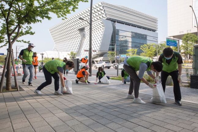 코오롱 임직원들이 지난 8일 오후 봉사주간 ‘드림 파트너스 위크' 봉사활동에 참여해 환경과 건강을 동시에 지키는 '쓰담달리기(Plogging)'를 하고 있다.ⓒ코오롱