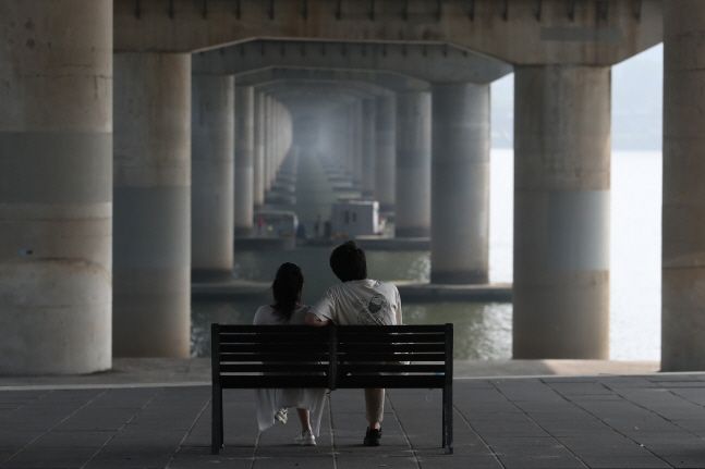 서울 여의도 한강 공원을 찾은 시민들이 다리 밑에서 더위를 피하고 있다. ⓒ데일리안 류영주 기자
