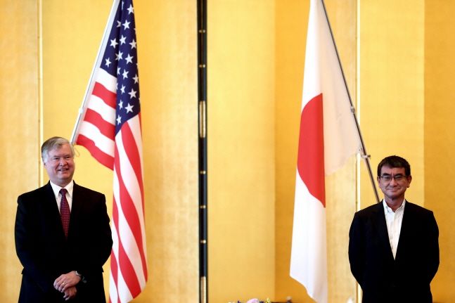 스티븐 비건(왼쪽) 미 국무부 부장관 겸 대북특별대표가 10일 일본 도쿄에서 고노 다로 방위상과 회담을 갖기 전 기념촬영을 하고 있다.ⓒAP/뉴시스