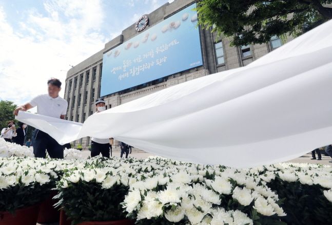 10일 오후 서울 중구 시청 앞 광장에 고 박원순 서울시장의 분향소에 쓰일 국화꽃이 놓여있다.ⓒ뉴시스