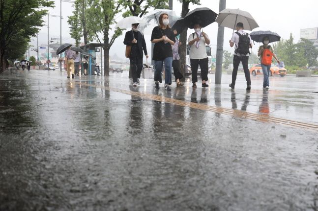 서울 종로구 광화문광장 인근에 우산을 쓴 시민들이 발걸음을 옮기고 있다. ⓒ데일리안 류영주 기자