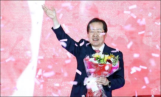 홍준표 무소속 의원이 지난 2017년 3월 31일 서울 장충체육관에서 자유한국당 대선후보로 선출된 뒤, 손을 들어 답례하고 있다(자료사진). ⓒ데일리안 박항구 기자