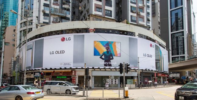 LG전자가 홍콩 최대 번화가 코즈웨이베이에 LG 올레드 TV 대형 옥외광고를 선보였다.광고는 가로 66미터, 세로 8.6미터 크기다.ⓒLG전자