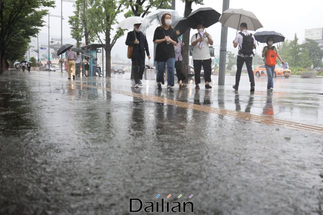 본격적인 여름 장마가 시작된 지난 6월 24일 오전 서울 종로구 광화문광장 인근에 우산을 쓴 시민들이 발걸음을 옮기고 있다.(자료사진) ⓒ데일리안 류영주 기자