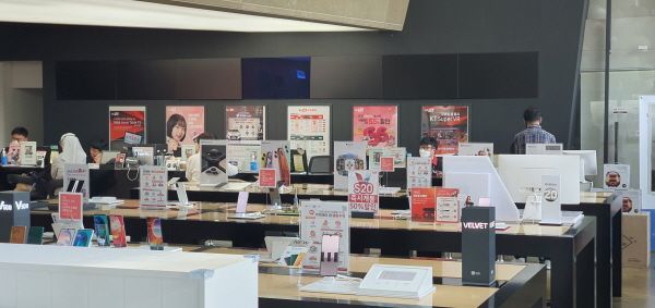 KT M&S 광화문 직영점에서 지난달 22일 고객들이 상담을 받고 있다.(자료사진)ⓒ데일리안 이건엄 기자