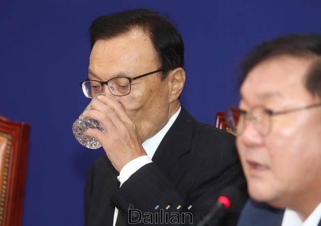 지난 13일 민주당 최고위원회를 주재한 이해찬 대표가 모두발언을 마친 뒤 물을 마시고 있는 모습. ⓒ데일리안 박항구 기자