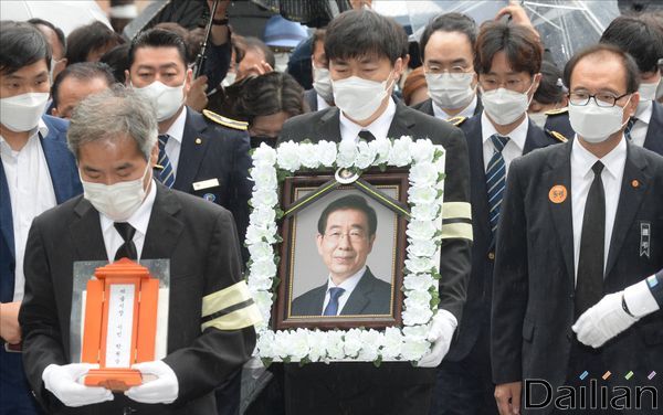 고 박원순 서울시장의 발인이 엄수된 13일 오전 서울 중구 서울시청에서 고인의 위패와 영정이 영결식장으로 향하고 있다. ⓒ데일리안 홍금표 기자