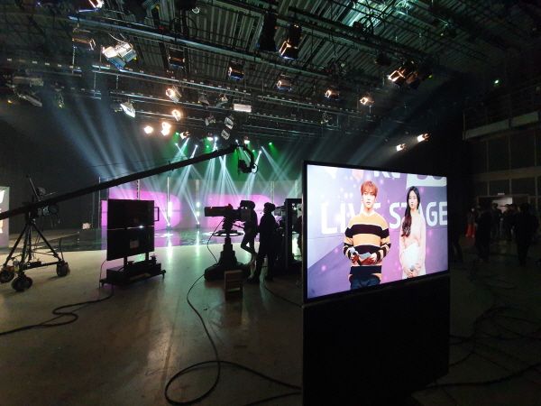 KT 시즌(Seezn)에서 제공 중인 ‘KT Live Stage’ 생중계 콘텐츠 이미지(Seezn 화면 갈무리)및 생중계 현장.ⓒKT