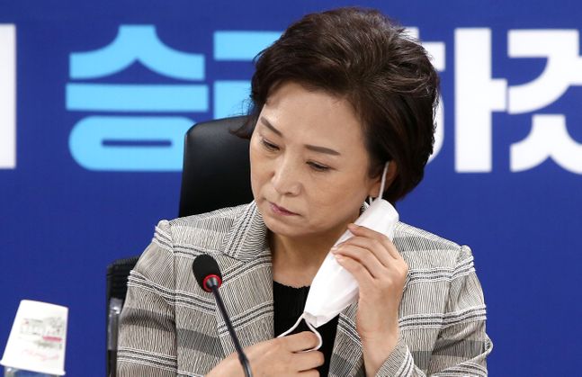 김현미 국토교통부 장관이 15일 국회 의원회관에서 열린 부동산대책 당정협의에서 마스크를 벗고 있다. ⓒ데일리안 박항구 기자