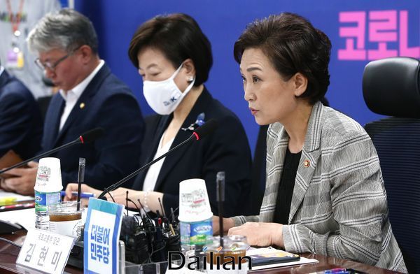 15일 국회 의원회관에서 열린 당정협의에서 김현미 국토교통부 장관이 발언하고 있다.ⓒ데일리안 박항구 기자