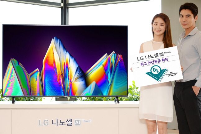 LG전자 모델이 글로벌 안전과학회사 'UL'로부터 '광생물학적 LED 안전성' 검증을 받은 'LG 나노셀 TV'를 소개하고 있다.ⓒLG전자