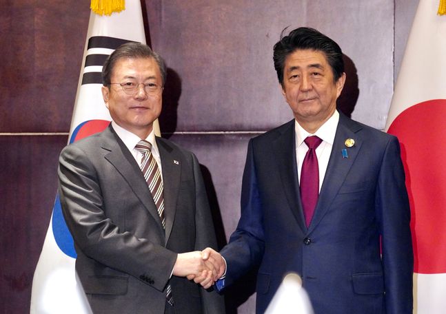 문재인 대통령과 아베 신조 일본 총리가 2019년 12월 24일 중국 청두 샹그릴라 호텔에서 열린 정상회담에 참석해 악수를 나누고 있다. ⓒ뉴시스