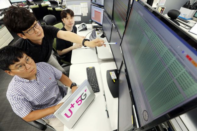 LG유플러스 직원들이 마곡 사옥에서 5G 네트워크 품질을 모니터링하는 모습.ⓒLG유플러스