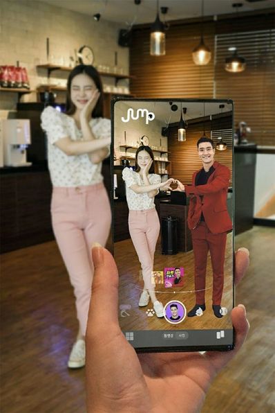 SK텔레콤 홍보모델이 점프 AR 앱에서 K팝 그룹 슈퍼주니어 멤버 최시원의 이미지를 소환해함께 셀카를 찍고 있다ⓒSK텔레콤