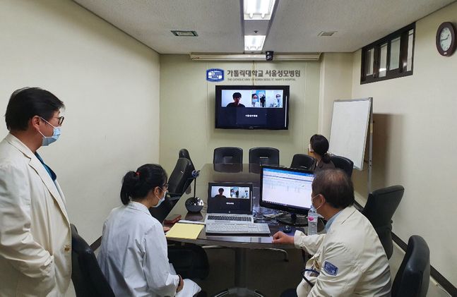 현대건설 해외 근무자에게 서울성모병원 의료진이 원격 건강상담 서비스를 제공하고 있는 모습.ⓒ현대건설