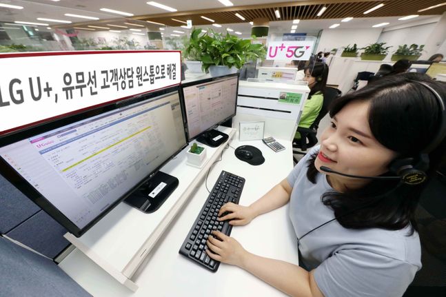 서울 논현동 LG유플러스 고객센터 우리가족상담팀 직원이 고객상담을 하고 있는 모습.ⓒLG유플러스