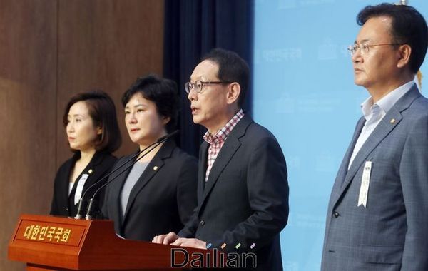 김도읍 미래통합당 의원(사진 가운데). ⓒ데일리안 박항구 기자