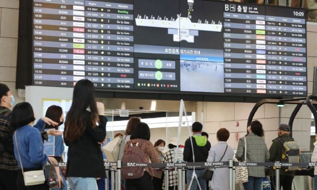 지난 5월19일 오전 김포공항 국내선 청사에서 승객들이 게이트로 향하고 있다.(자료사진)ⓒ연합뉴스