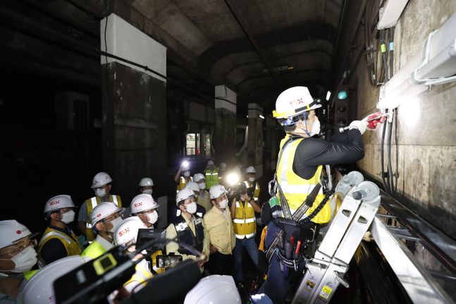 23일 새벽 을지로입구역 터널에서 5G 개통을 위한 안테나 설치 공사가 진행되고 있다.ⓒ과학기술정보통신부