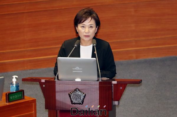 김현미 국토교통부 장관이 23일 오후 열린 국회 본회의 경제에 관한 대정부 질문에서 의원들의 질문에 답변하고 있다. ⓒ데일리안 박항구 기자